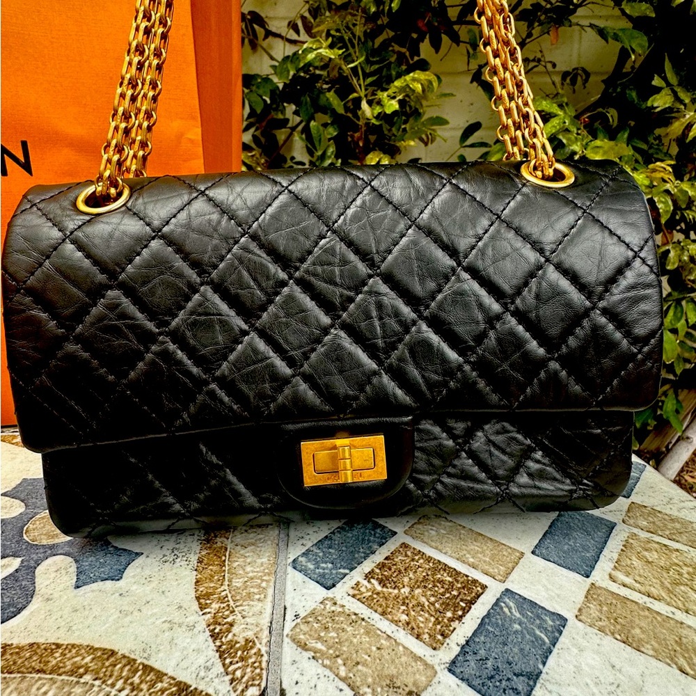 CHANEL Classic bag with flap and gold clip
